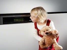 Idealna zmywarka dla rodzin z dziećmi 9 Zaciekawione dziecko sprawdzające funkcje zmywarki