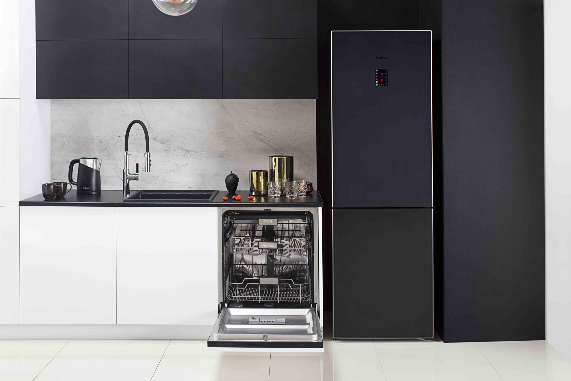 Aranżacja kuchni wykorzystujące zmywarkę firmy Amica