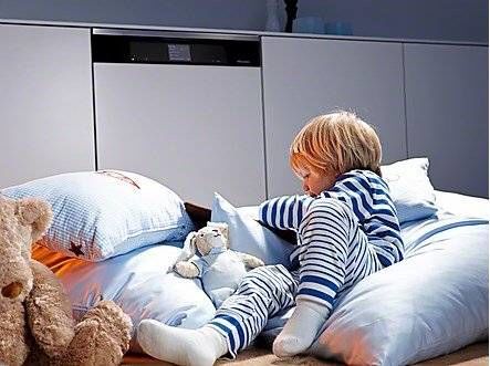 Idealna zmywarka dla rodzin z dziećmi 4 Dziecko zasypiające przy cichej zmywarce