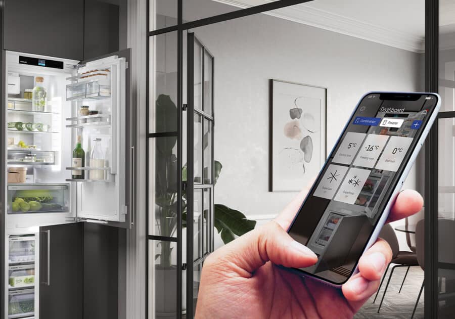 ilustracja artykułu na temat - Bezuchwytowe sprzęty AGD - AutoDoor w lodówce do zabudowy Liebherr