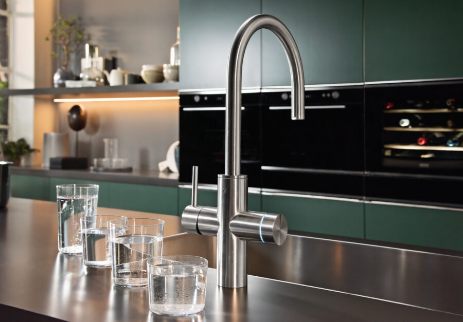 bateria Franke Mythos Water Hub, cztery szklanki z wodą, w tle zabudowa kuchenna
