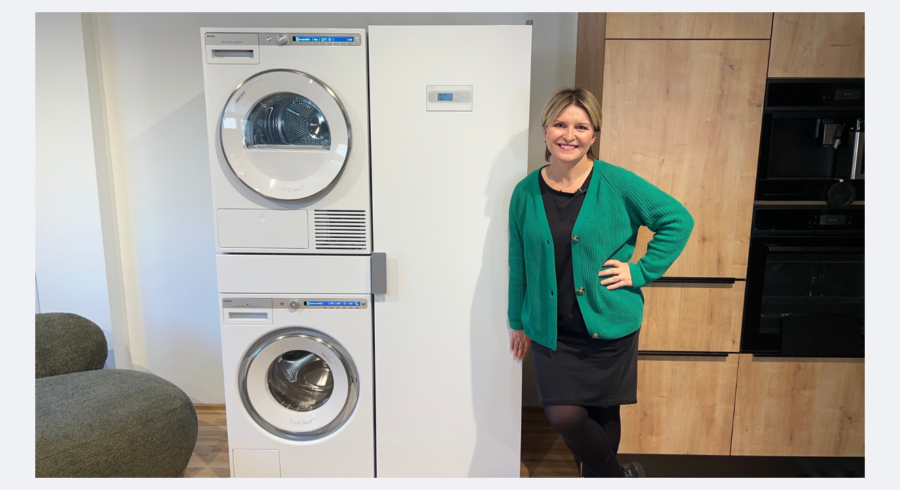 zdjęcie przedstawia Panią AGD i urządzenia pralnicze marki ASKO - pralka ASKO, suszarka ASKO i szafa susząca ASKO