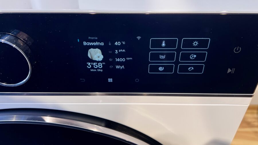 Hisense WD5I1245BWRH - test i recenzja pralko-suszarki z pompą ciepła 5 pralko-suszarka Hisense WD5I1245BWRH - panel sterowania z kolorowym wyświetlaczem i pokrętłem