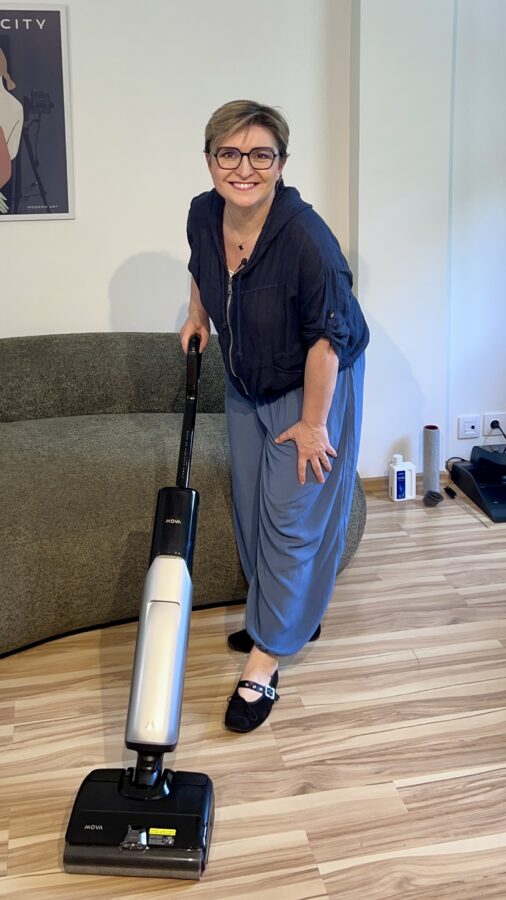 Pani AGD prezentująca odkurzacz myjący MOVA X4 Pro
