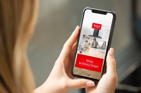 telefon wyświetlający Powitanie w aplikacji Amica Smart