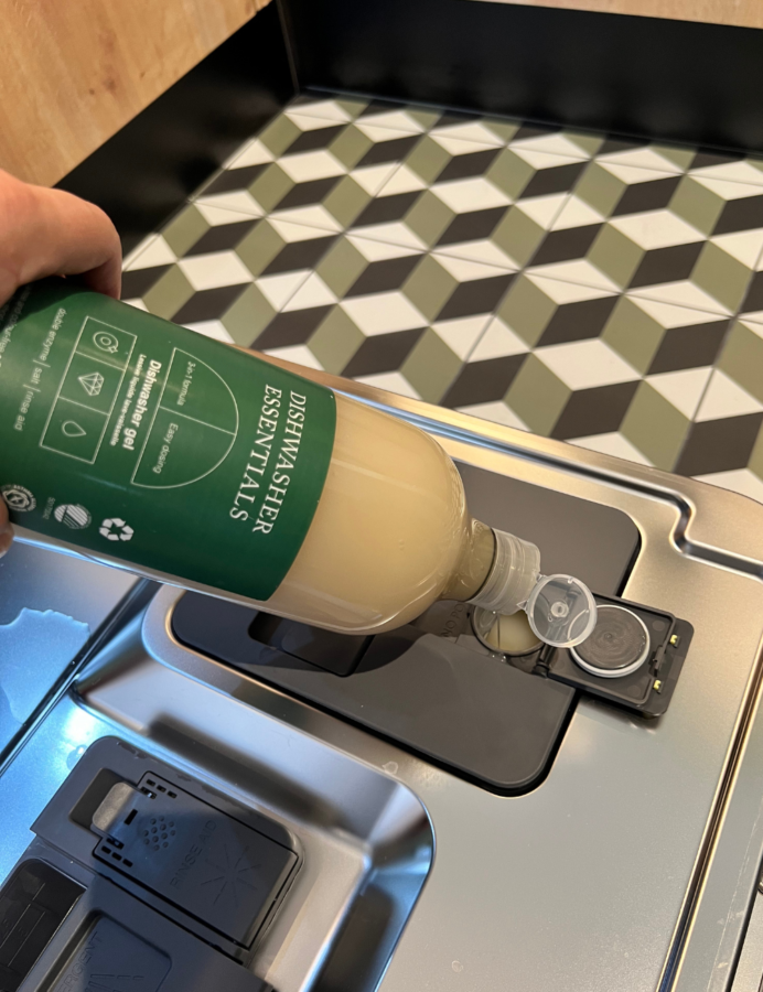 wlewanie detergentu do zmywarki ASCO