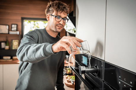 Pieczenie parowe w piekarnikach Amica