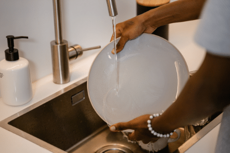 Czy płukać naczynia przed włożeniem do zmywarki?
