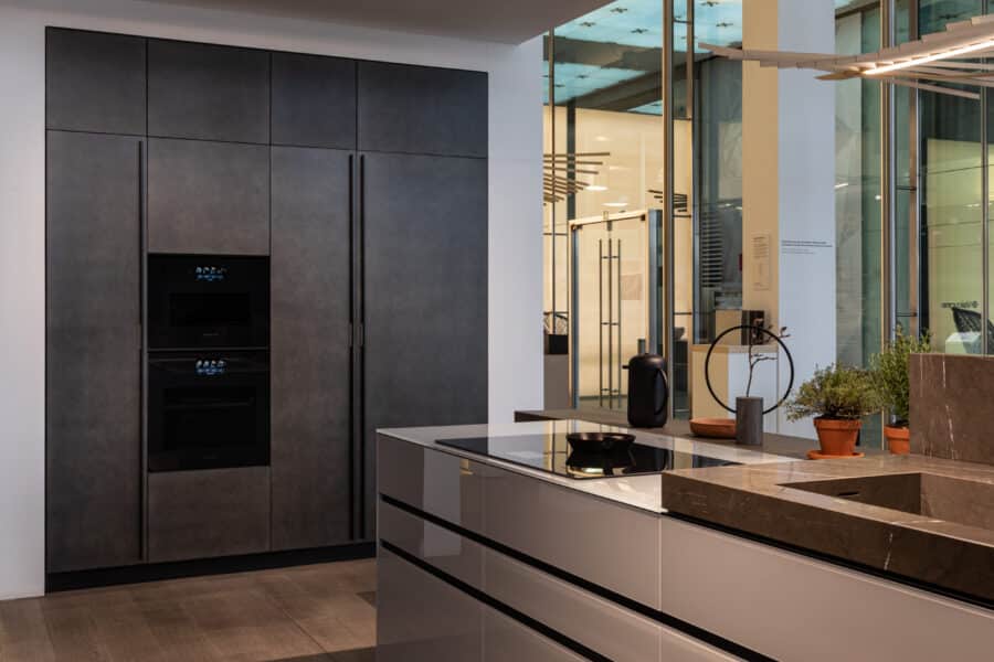 Signature Kitchen Suite - piekarniki i płyta w kuchennej zabudowie meblowej