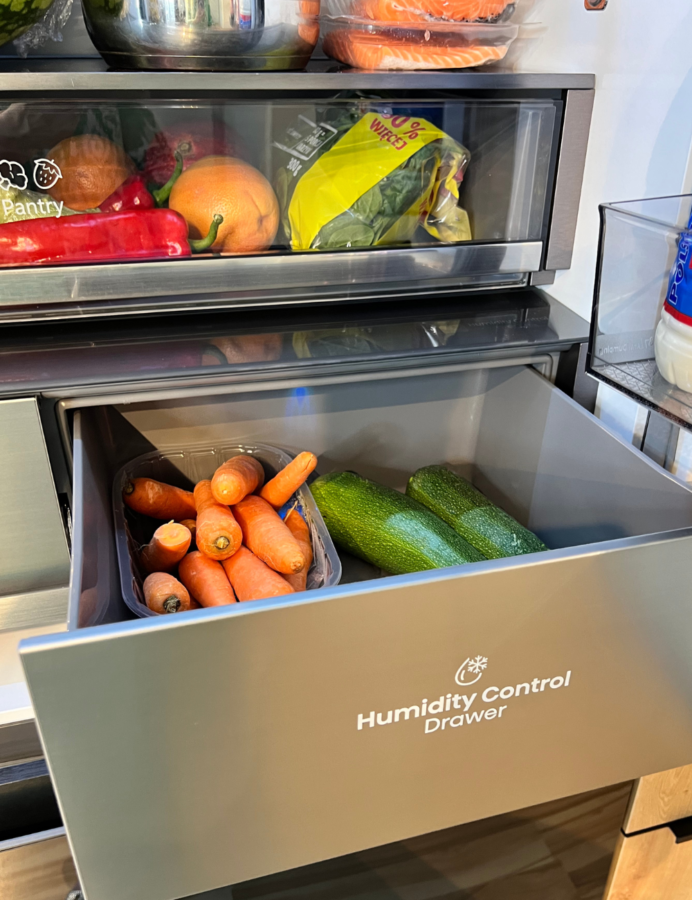 szuflada z regulowaną wilgotnością w lodówce HISENSE RQ768N4GBE